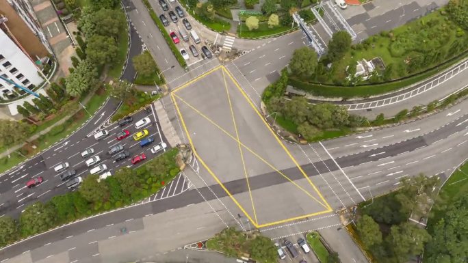 白天新加坡市中心交通街道十字路口空中俯瞰全景4k延时拍摄