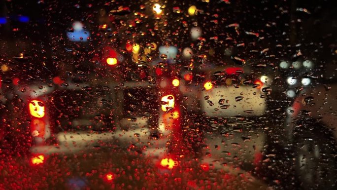 晚上在雨中行驶的车辆。