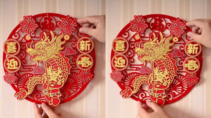 男子在一扇门上贴了一个中国新年的龙年装饰，在垂直的构图翻译的中文字样是吉祥和欢迎新的一年没有标志没有