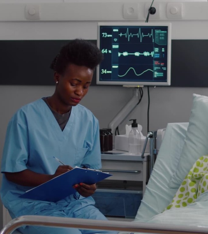 垂直视频:生病的女人躺在床上，而非裔美国护士在监测病情