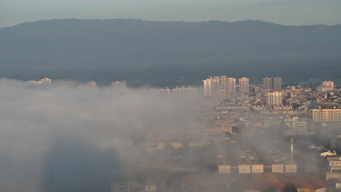 平流雾下的瑞丽市城区延时风景