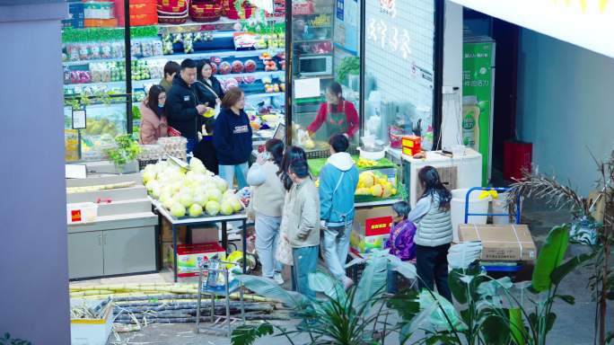 水果店夜晚顾客