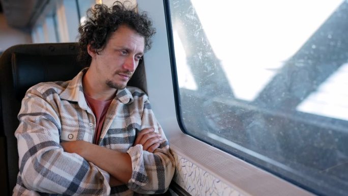 哥本哈根，一名坐在火车上的焦虑男子