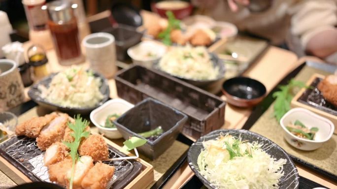 近距离拍摄的一组亚洲餐厅的天烧饭和琉球，日本料理的牛肉片的诱惑
