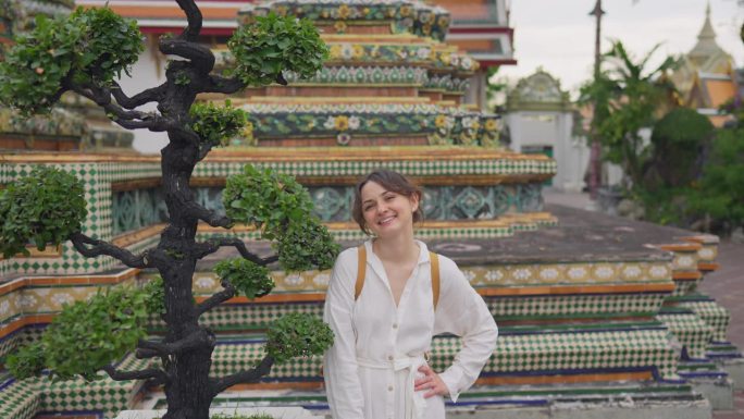 一名妇女在曼谷探索卧佛寺