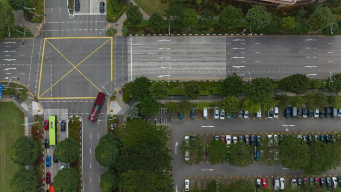 阳光明媚的一天，新加坡城市飞行在停车场交通街中央十字路口空中俯瞰全景4k延时拍摄