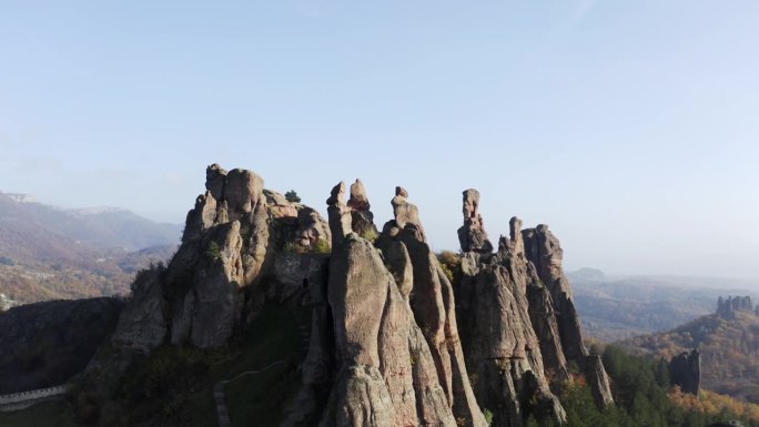 Belogradchik Rocks (Belogradchik Rocks)由左至右的航拍照片，这