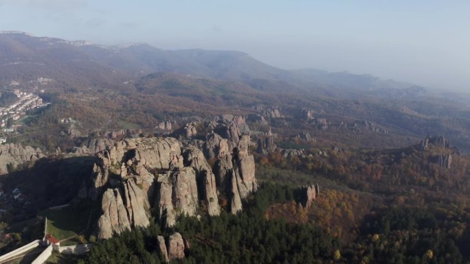 保加利亚维丁省Belogradchik镇西部，风景如画的Belogradchik天然岩石雕塑从右到左