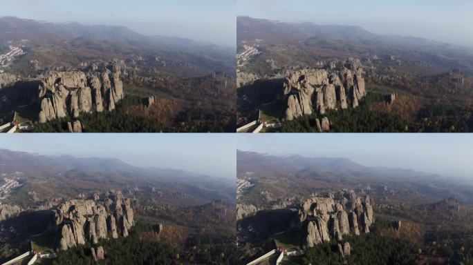 保加利亚维丁省Belogradchik镇西部，风景如画的Belogradchik天然岩石雕塑从右到左