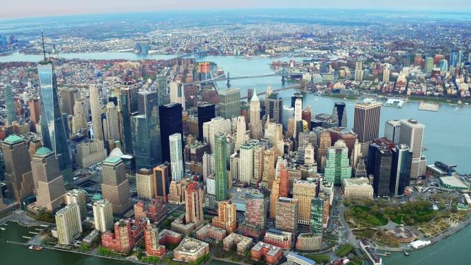 曼哈顿下城和中城摩天大楼鸟瞰图。背景是布鲁克林和曼哈顿大桥。从直升机上拍摄的。