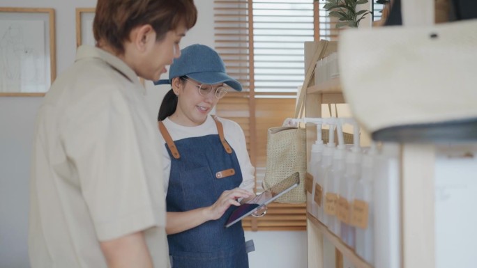 节假日期间，店主在有机商店帮助顾客，与顾客聊天