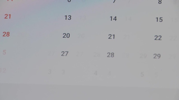 智能手机的特写，手指滚动日历寻找正确的日期。确认会议或约会