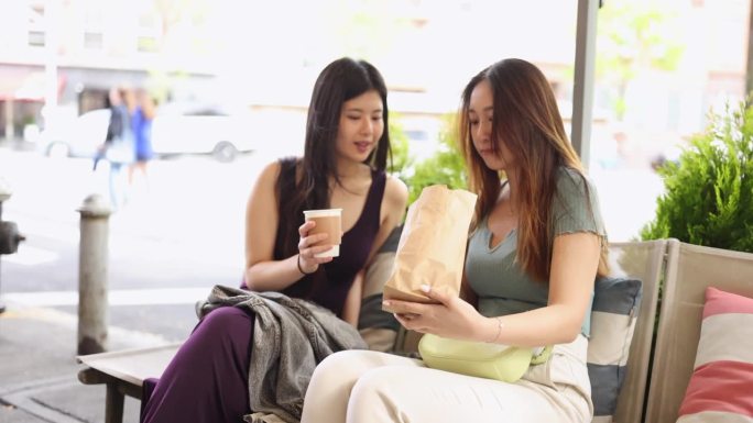 亚洲女友坐在别致的西村咖啡馆里