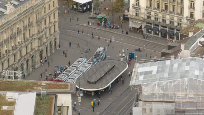 白天飞行在苏黎世市中心的电车交通拥挤的广场站空中全景延时4k瑞士
