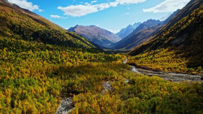 鸟瞰美丽的山谷在阳光明媚的秋天早晨，无人机在高山之间飞行