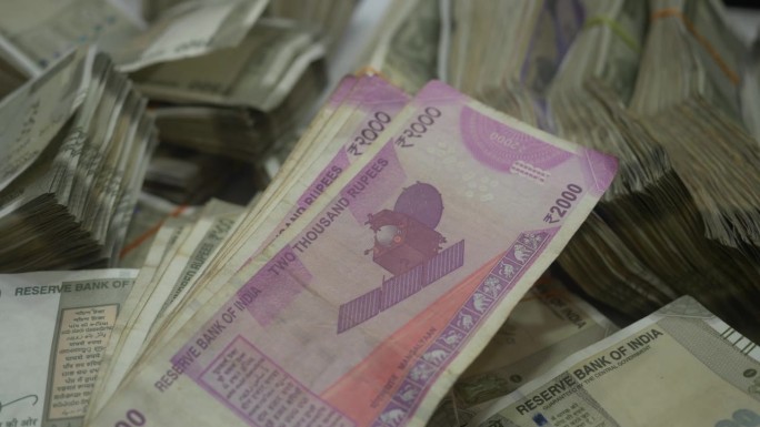 不同价值的印度卢比钞票堆叠，现金束，大量现金，2000和500卢比钞票，特写