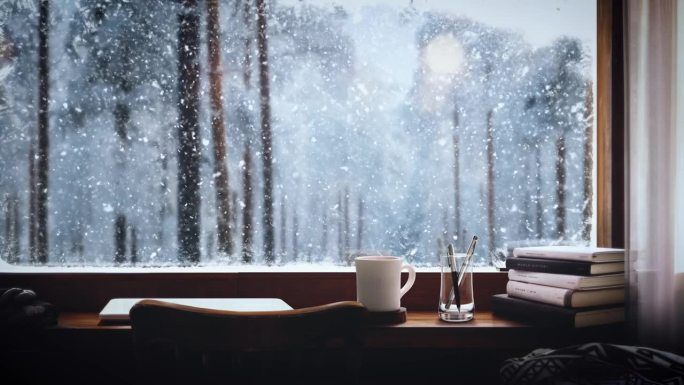 在一个温暖舒适的房间里，可以看到白雪覆盖的树林里的白色圣诞节和窗外白雪皑皑的冬季风景