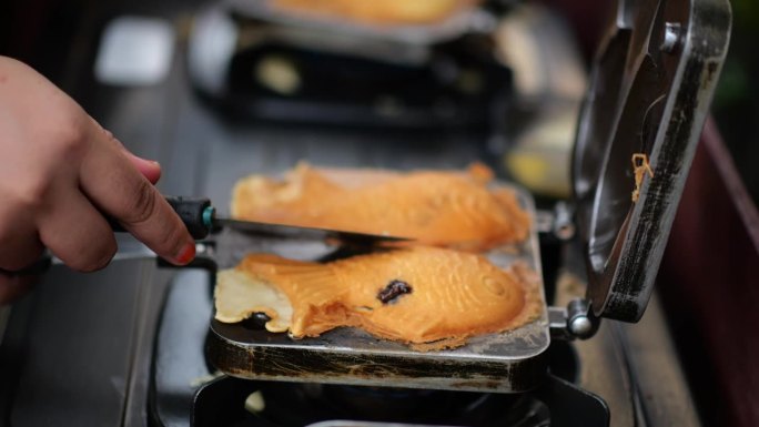 韩式煎饼(Bungeoppang)，韩式红豆馅鱼形面包，街头小吃。冬季食物-手煮鱼形面包
