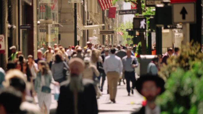 匿名人群在纽约街头行走。繁忙的曼哈顿大街上挤满了游客和商人。