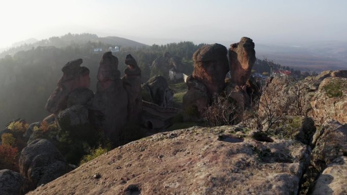 在保加利亚西北部维丁省的Belogradchik，人们慢慢地看到了雕塑般的岩层巨石之外的城镇和住宅。