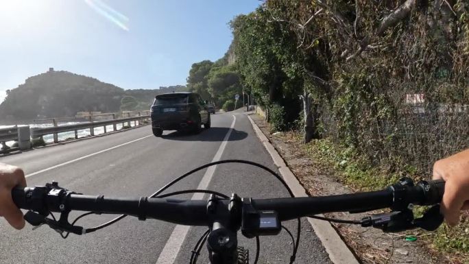 沿海道路上电动自行车的第一人称视角