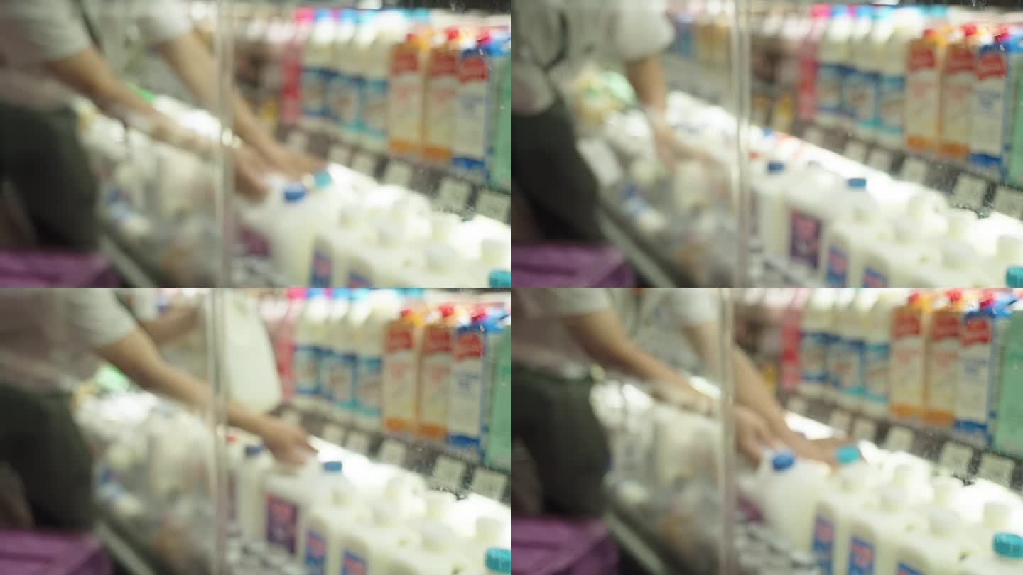 在商店的货架上摆放牛奶