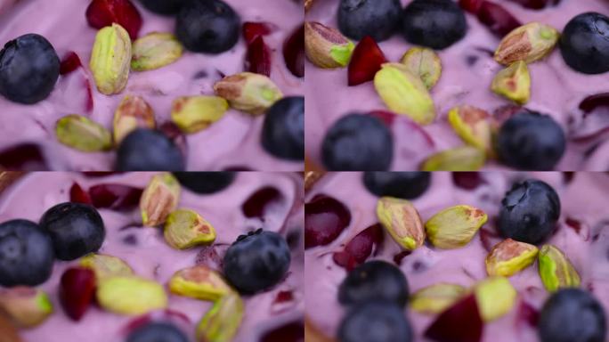 新鲜的蓝莓口味酸奶，配上成熟的樱桃和开心果
