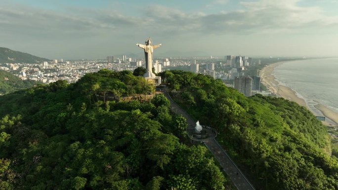 陶峰山和基督雕像的航拍视频，伸出双臂站在昂头市，巴里亚昂头省