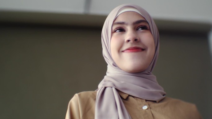 微笑的穆斯林妇女外国女人笑脸开心笑脸