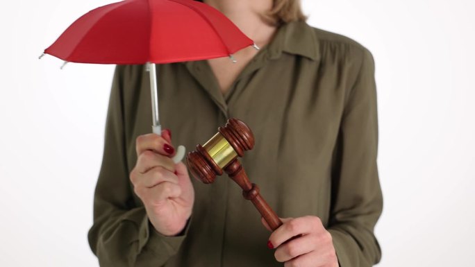 律师或法官带着雨伞和法庭木槌