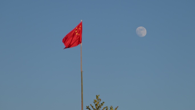 月亮旁的国旗在风中摇曳