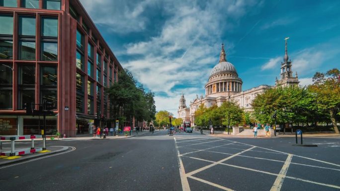 英国伦敦圣保罗大教堂外的日间交通录像。