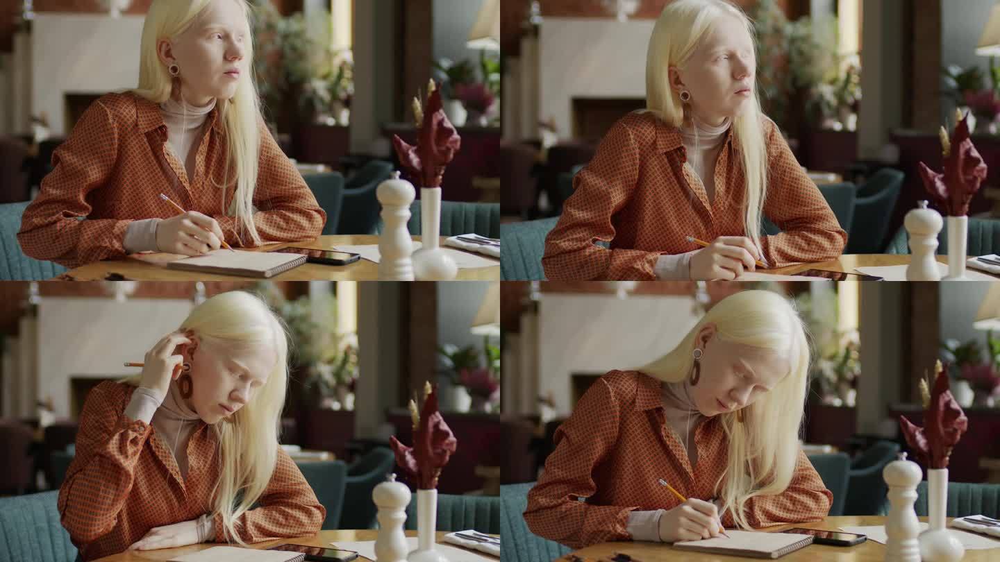 时尚的白化病女孩坐在咖啡馆画素描