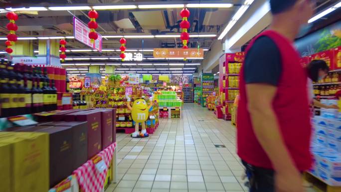 超市摆放的零食饮料商品展示空镜头