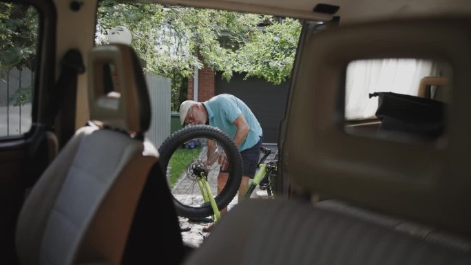 一位老人正在修理他的自行车