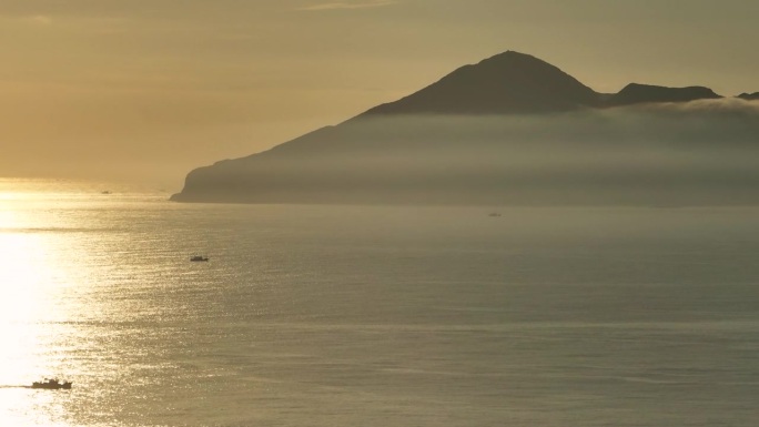 台湾宜兰渔村，清晨渔船在阳光下鸟瞰图。