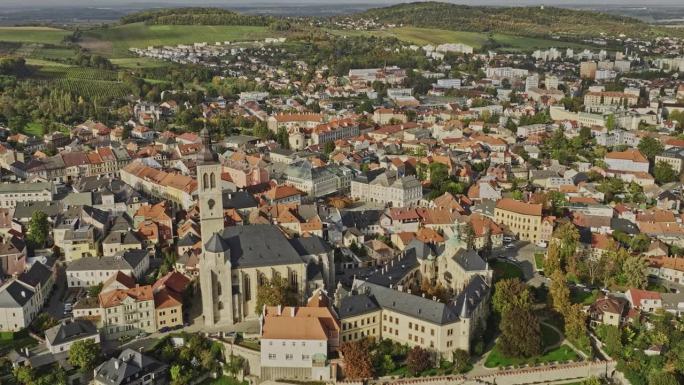 Kutna Hora Czechia Aerial v11缩小拍摄了城镇历史地标，圣詹姆斯教堂和意大