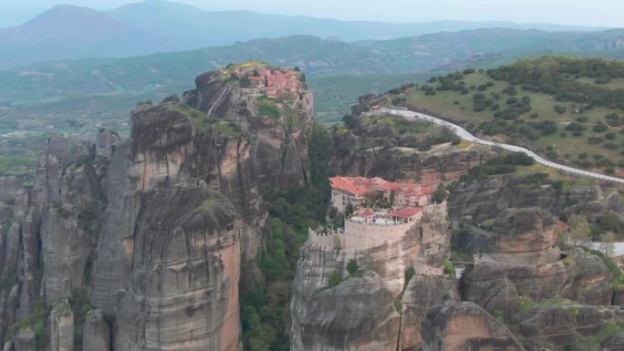 希腊古圣城大迈泰奥拉修道院的空中视差一个地质奇观。