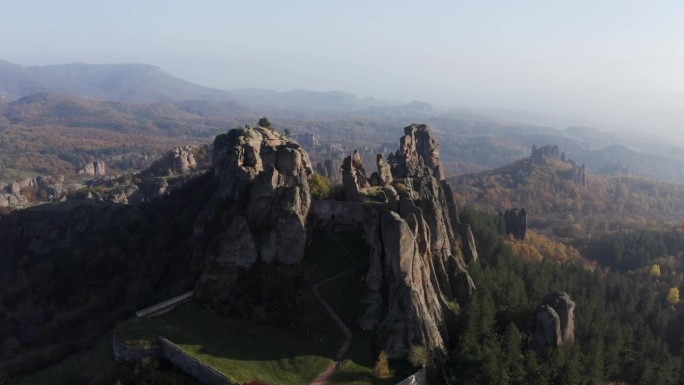 Belogradchik Rock Cliff的拉入无人机拍摄，这是保加利亚西北部维丁省的天然岩石雕