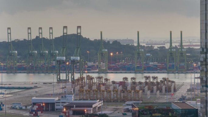 日落黄昏新加坡城市著名的货运港口起重机湾航拍全景4k延时拍摄