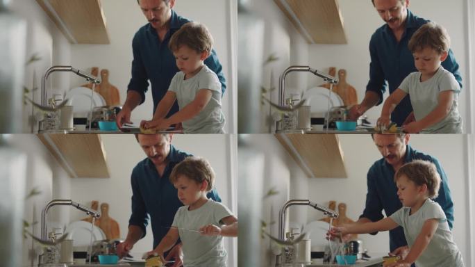 父亲正在厨房教儿子洗盘子