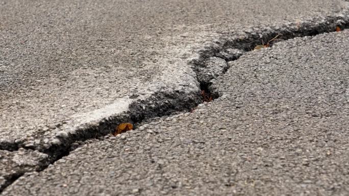 地震后破裂的道路。破损沥青封闭