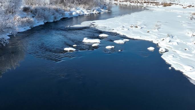 初冬河水结冰雪景