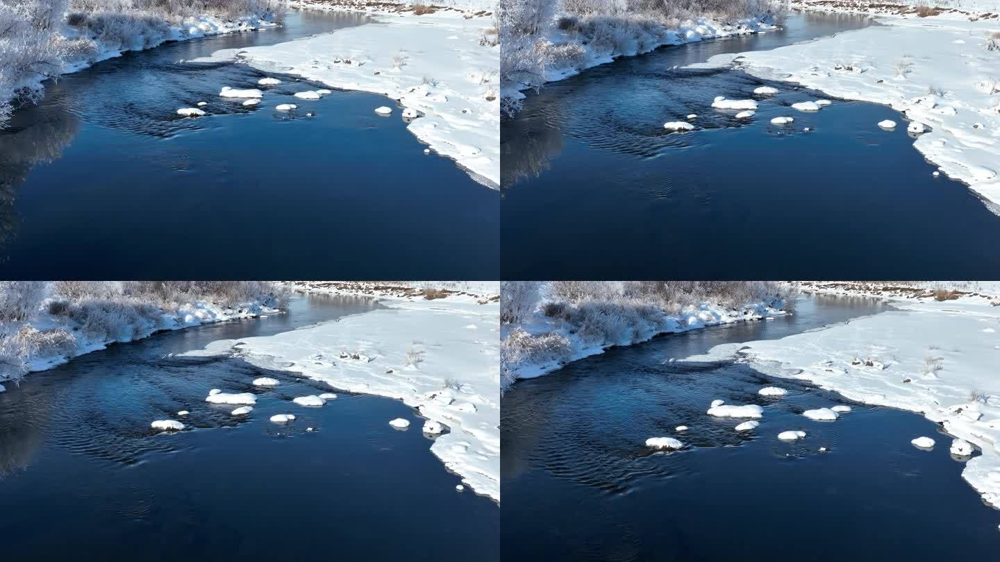 初冬河水结冰雪景