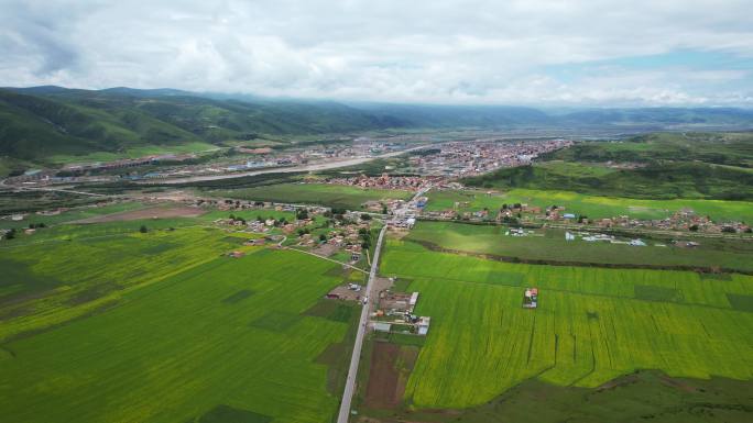 航拍四川川藏线农业田园风景交通道路车流