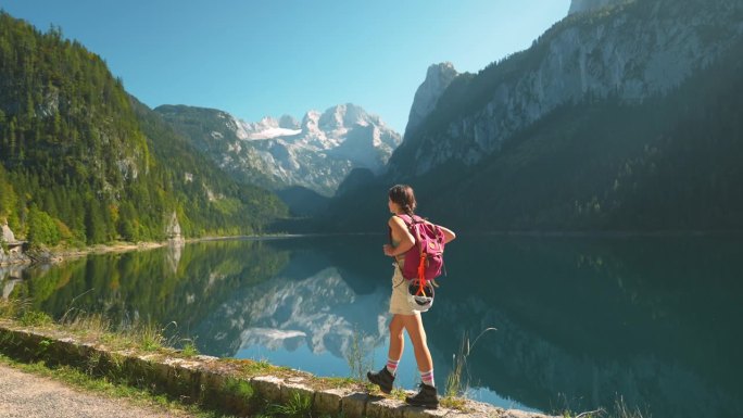 一名女子徒步前往奥地利湖边登山道的起点