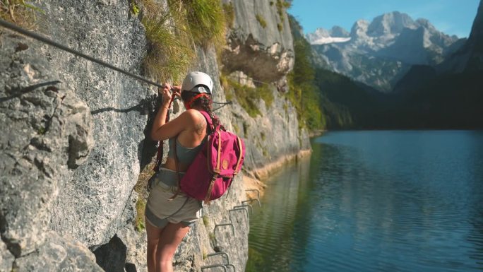 一名女子在奥地利的geroldseellake上爬过ferrata