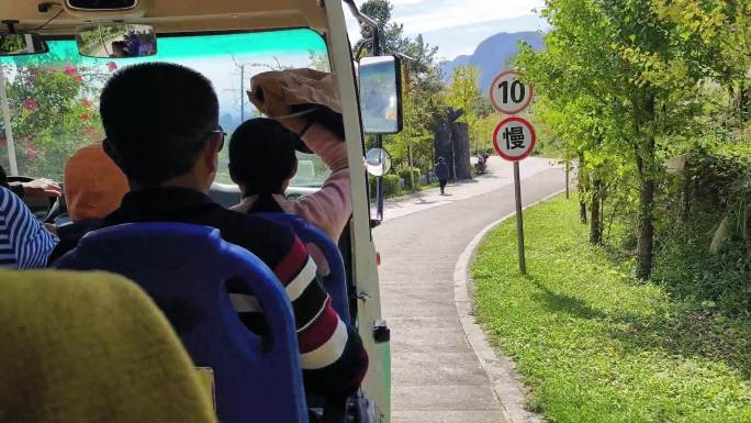 游客行走乘坐景区电瓶车旅游线路驳接车游览