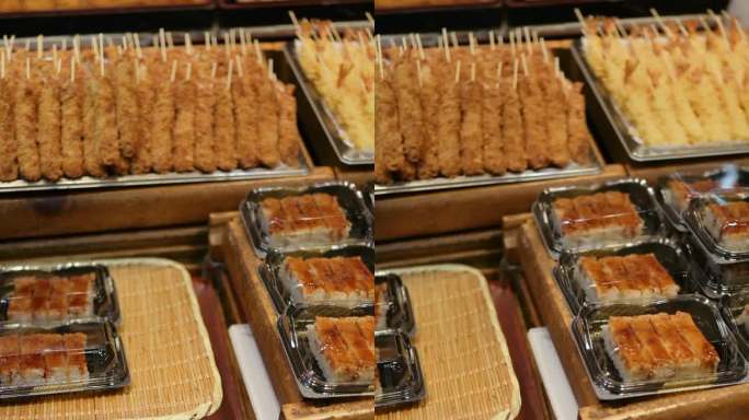 垂直视频准备吃京都街头小吃品种天妇罗腌制章鱼和烤鳗鱼串