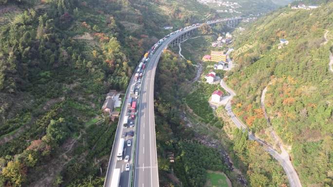 山区高速公路临时单向交通管制停车航拍